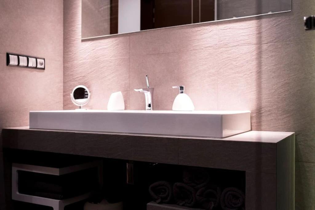 Evergreen - Old Town Spacious Stylish Apartment With Ac And One And A Half Bath, Baby & Kid- Friendly Bratislava Exterior photo